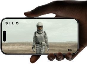 Een hand die een iPhone 17 Pro vasthoudt, Zilver, horizontaal, videoweergave op all-screendisplay om de batterijduur te demonstreren