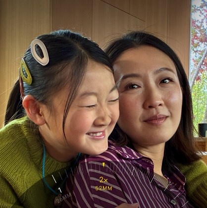 De 2x Telelens-feature wordt gebruikt om in te zoomen op een berg met bomen en begroeiing