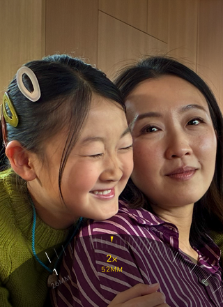 De 2x Telelens-feature wordt gebruikt om in te zoomen op een berg met bomen en begroeiing